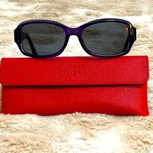 Guess women’s purplish sunglasses.